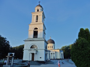 Auferstehungskathedrale mit Glockenturm im Zentrum